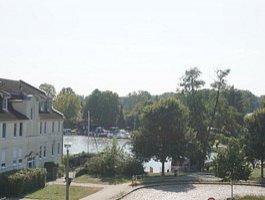 Stilvoller Neubau mit unverbaubarem Seeblick und hochwertiger Einbauküche von "Daniel-Küchen"